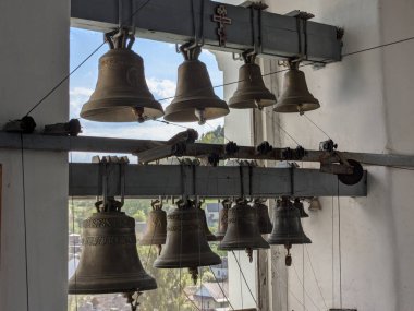 Kilise demir çanlar yaptı