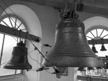 Kilise demir çanlar yaptı