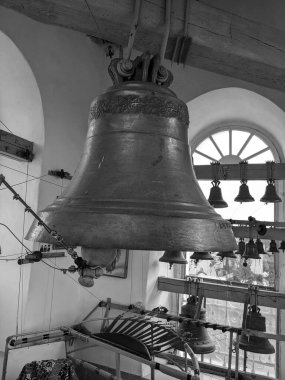 Kilise demir çanlar yaptı