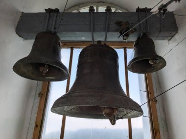 Kilise demir çanlar yaptı