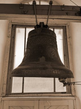 Kilise demir çanlar yaptı