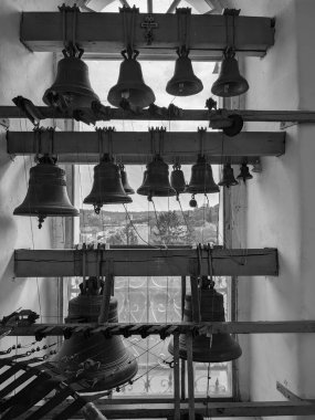 Kilise demir çanlar yaptı