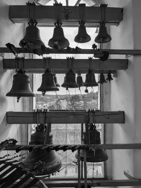 Kilise demir çanlar yaptı