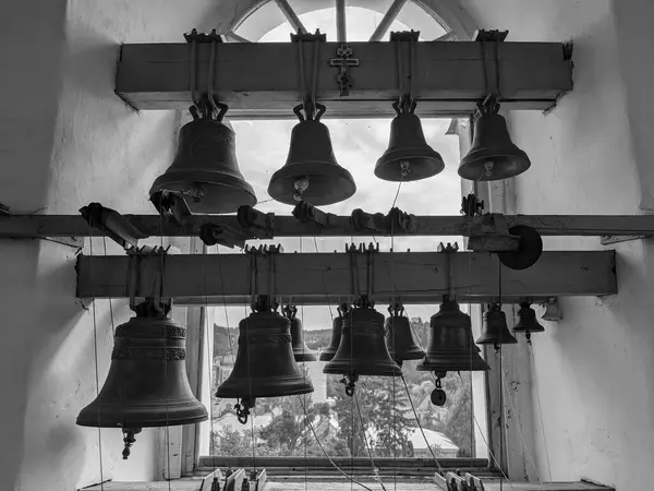 Kilise demir çanlar yaptı