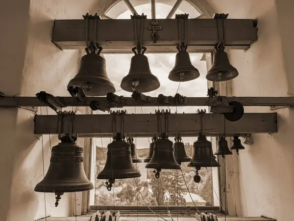 Kilise demir çanlar yaptı