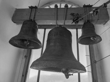 Kilise demir çanlar yaptı