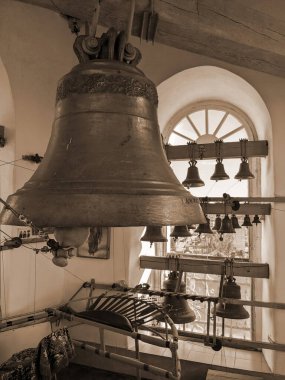 Kilise demir çanlar yaptı