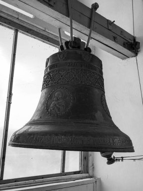 Kilise demir çanlar yaptı