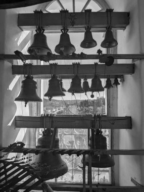 Kilise demir çanlar yaptı