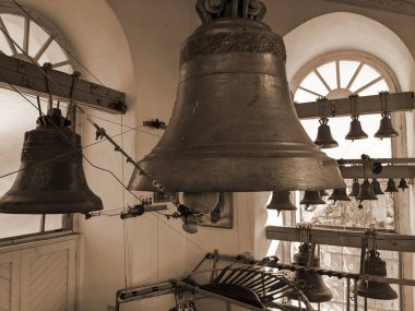 Kilise demir çanlar yaptı