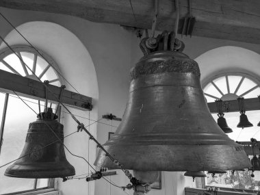 Kilise demir çanlar yaptı