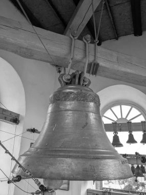 Kilise demir çanlar yaptı