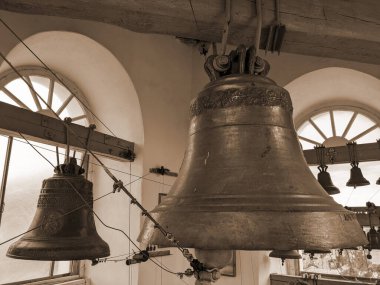 Kilise demir çanlar yaptı