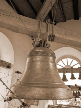 Kilise demir çanlar yaptı