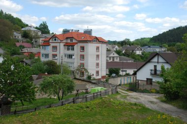 Eski kasabanın küçük bir caddesi. Eski şehrin tarihi kısmı. Eski kasabanın tarihi merkezi. Eski, yerleşim yeri, köy evi. Eski kasabanın kenar mahalleleri. 
