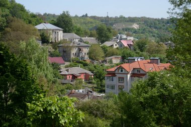 Eski kasabanın küçük bir caddesi. Eski şehrin tarihi kısmı. Eski kasabanın tarihi merkezi. Eski, yerleşim yeri, köy evi. Eski kasabanın kenar mahalleleri.