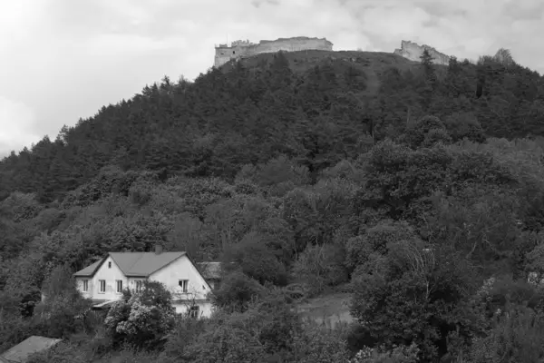 Castle Hill 'in genel manzarası. Ukrayna köyündeki ahşap ev. Ormanın kıyısındaki köy. Eski harap ev 