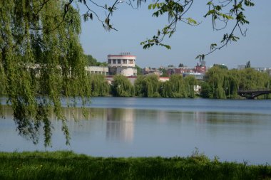 Gölün kıyısındaki şehir