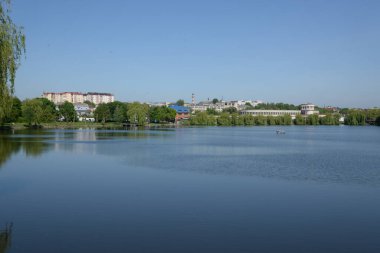 Gölün kıyısındaki şehir