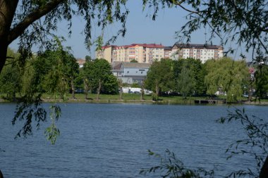 Gölün kıyısındaki şehir