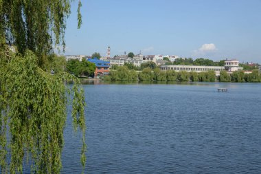 Gölün kıyısındaki şehir