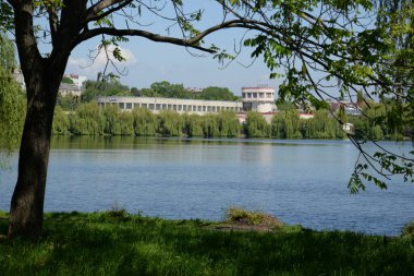 Gölün kıyısındaki şehir