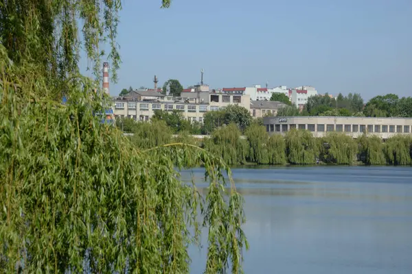 Gölün kıyısındaki şehir