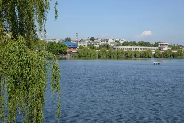 Gölün kıyısındaki şehir