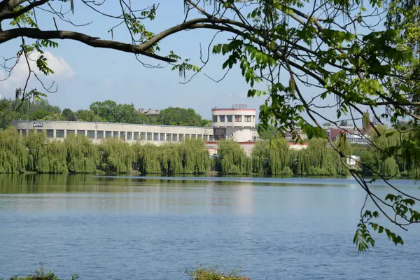 Gölün kıyısındaki şehir