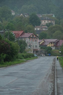 Eski kasabanın küçük bir caddesi. Eski şehrin tarihi kısmı. Eski kasabanın tarihi merkezi. Eski, yerleşim yeri, köy evi. Eski kasabanın kenar mahalleleri.