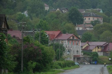 Eski kasabanın küçük bir caddesi. Eski şehrin tarihi kısmı. Eski kasabanın tarihi merkezi. Eski, yerleşim yeri, köy evi. Eski kasabanın kenar mahalleleri.