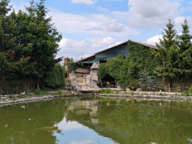 Göletin üzerine park et.