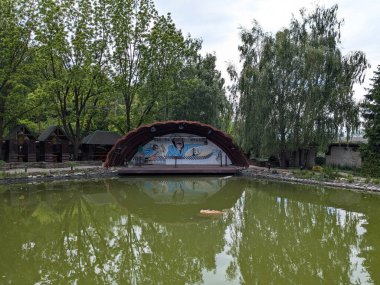 Göletin üzerine park et.