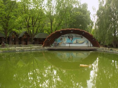 Göletin üzerine park et.          