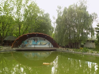 Göletin üzerine park et.          