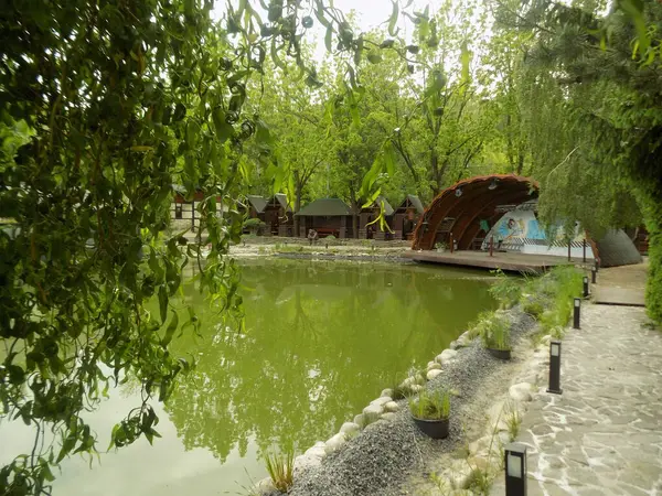 Göletin üzerine park et.          