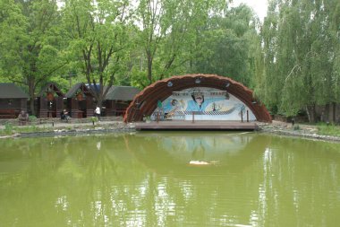 Göletin üzerine park et.