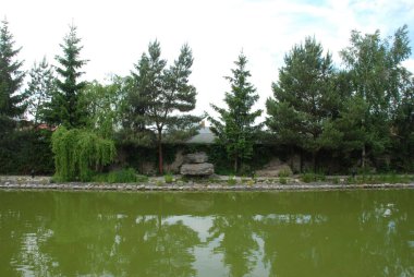 Göletin üzerine park et.