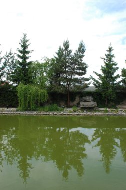 Göletin üzerine park et.