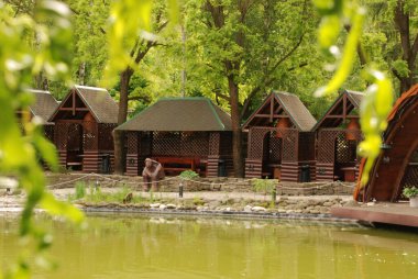 Göletin üzerine park et.