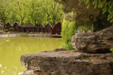 Göletin üzerine park et.