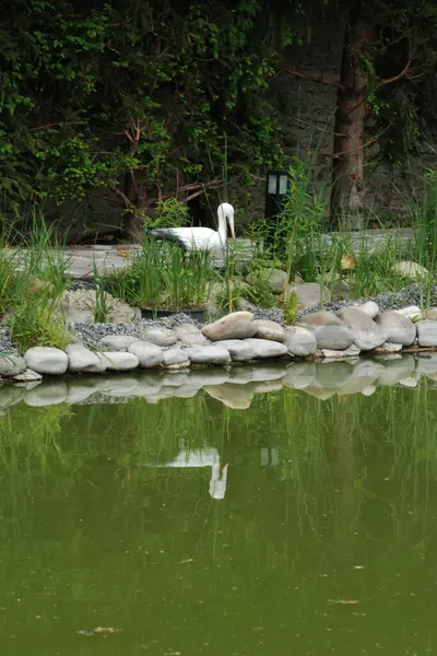 Göletin üzerine park et. 