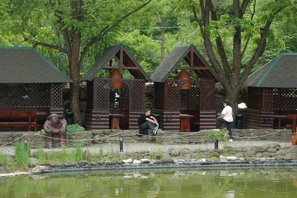 Göletin üzerine park et.