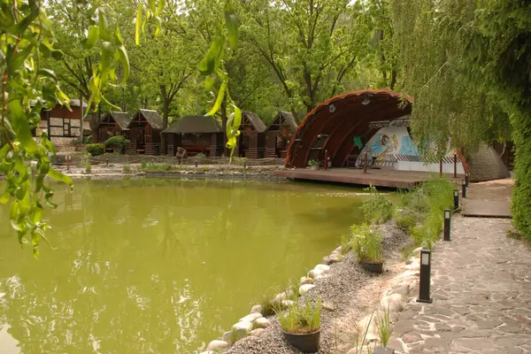 Göletin üzerine park et.