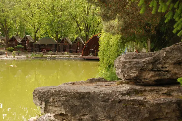 Göletin üzerine park et.