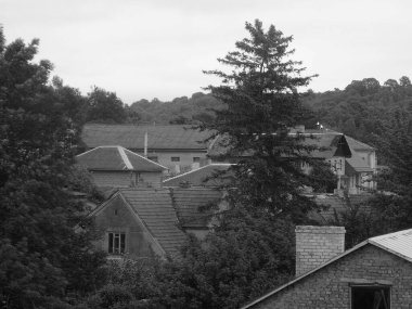 Eski kasabanın küçük bir caddesi. Eski şehrin tarihi kısmı. Eski kasabanın tarihi merkezi. Eski, yerleşim yeri, köy evi. Eski kasabanın kenar mahalleleri.          