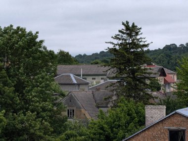Eski kasabanın küçük bir caddesi. Eski şehrin tarihi kısmı. Eski kasabanın tarihi merkezi. Eski, yerleşim yeri, köy evi. Eski kasabanın kenar mahalleleri.