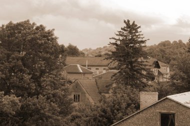 Eski kasabanın küçük bir caddesi. Eski şehrin tarihi kısmı. Eski kasabanın tarihi merkezi. Eski, yerleşim yeri, köy evi. Eski kasabanın kenar mahalleleri. 