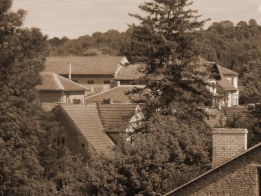 Eski kasabanın küçük bir caddesi. Eski şehrin tarihi kısmı. Eski kasabanın tarihi merkezi. Eski, yerleşim yeri, köy evi. Eski kasabanın kenar mahalleleri.          
