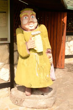 bir adamın ahşap heykel